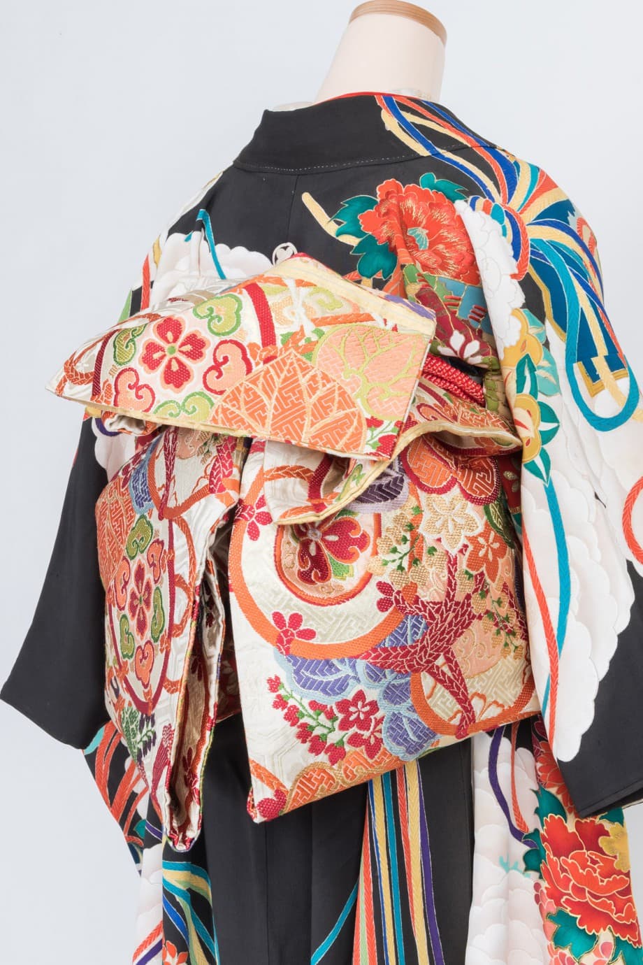 【和装の結婚式】白松に花薬玉と鼓の黒引き振袖