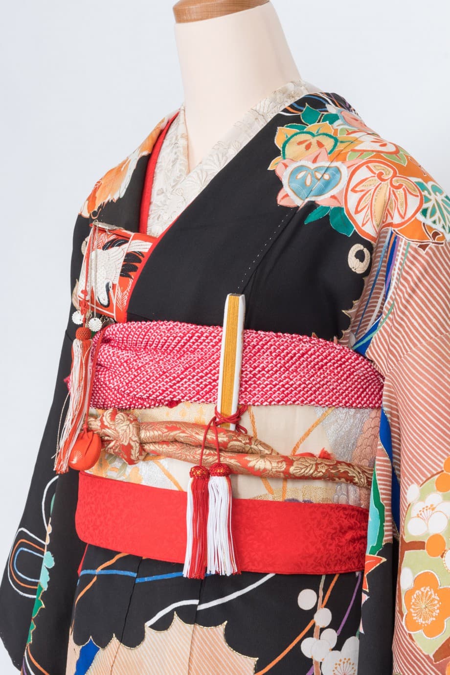 【和装の結婚式】御所車と花薬玉の黒引き振袖