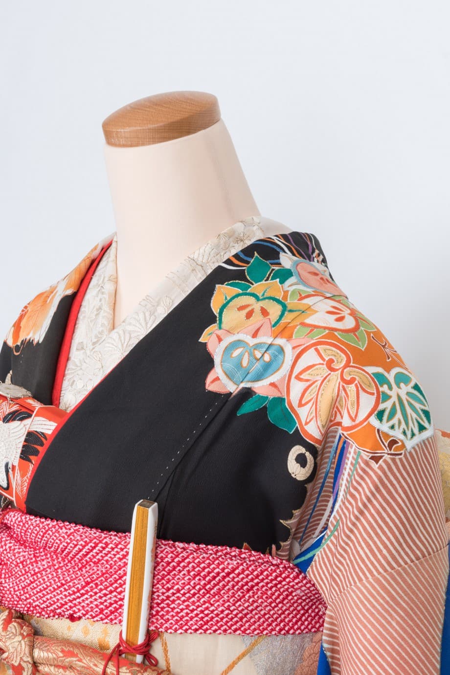 【和装の結婚式】御所車と花薬玉の黒引き振袖