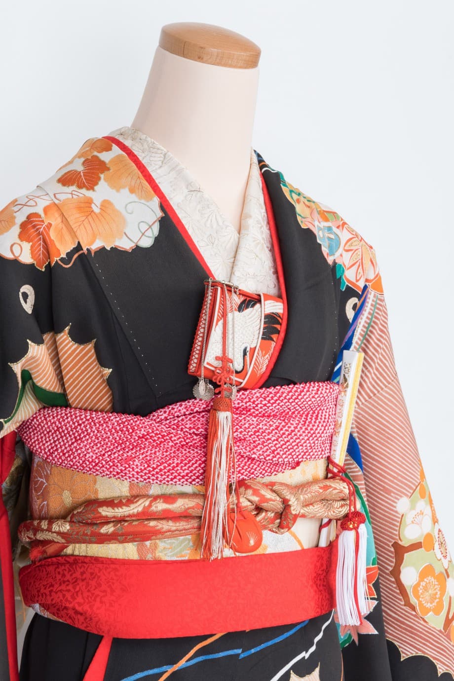 【和装の結婚式】御所車と花薬玉の黒引き振袖