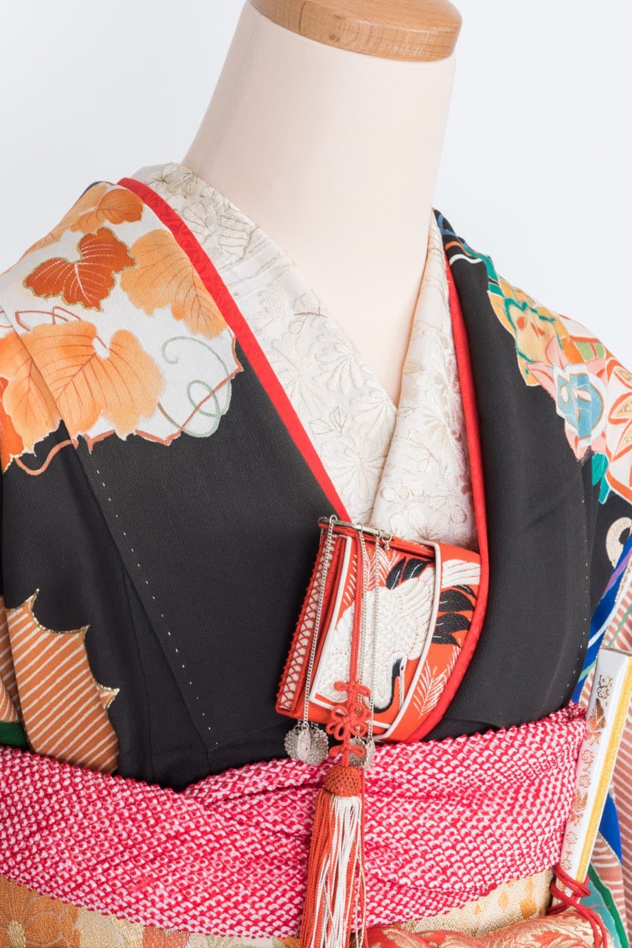 【和装の結婚式】御所車と花薬玉の黒引き振袖