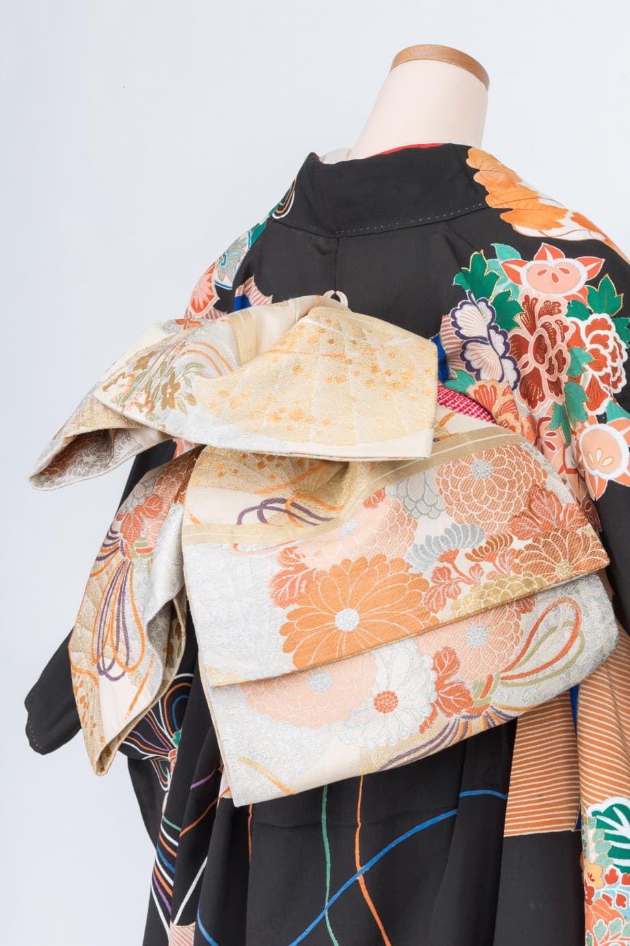 【和装の結婚式】御所車と花薬玉の黒引き振袖