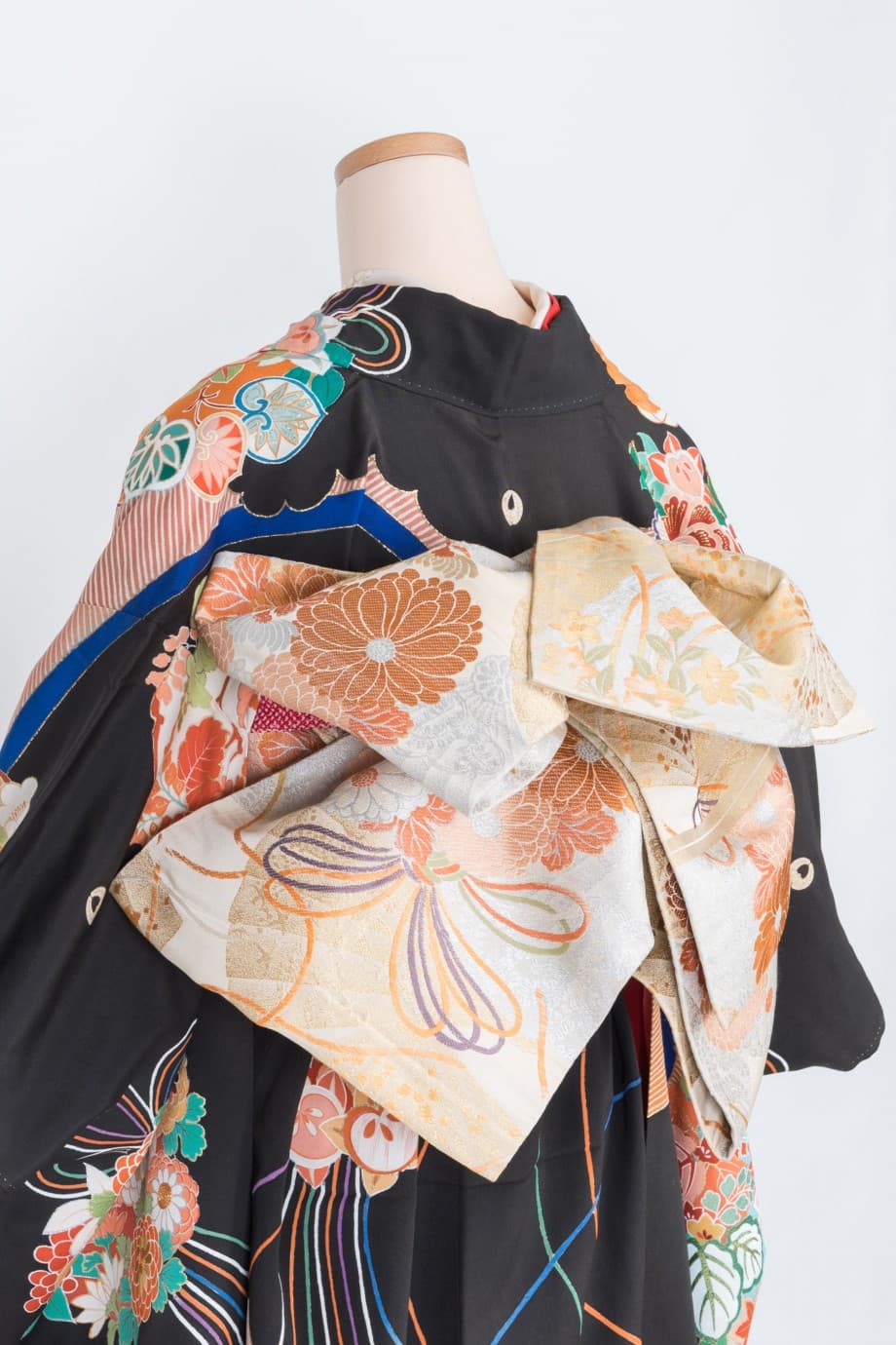 【和装の結婚式】御所車と花薬玉の黒引き振袖