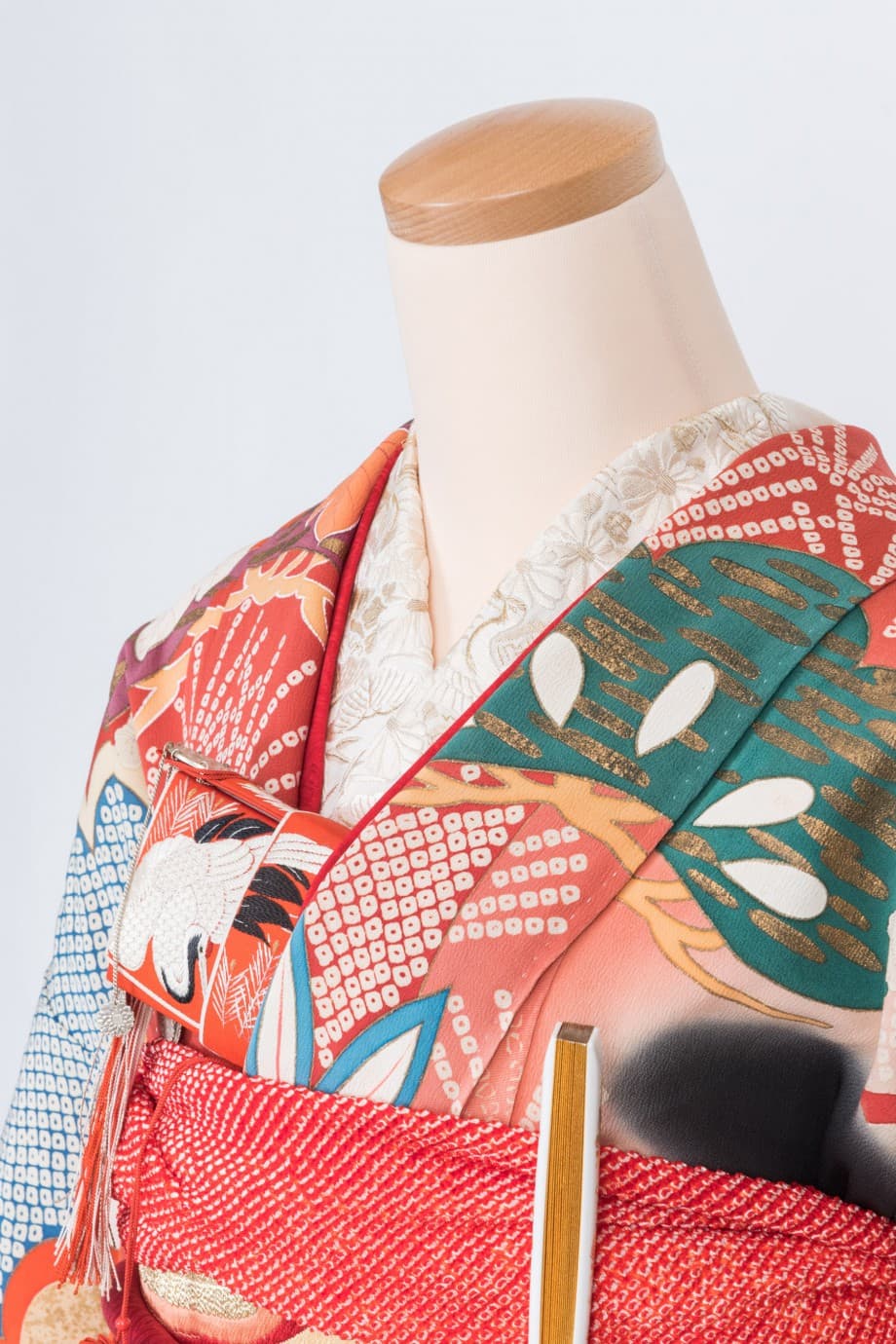 【和装の結婚式】縞の波に松竹梅の黒引き振袖