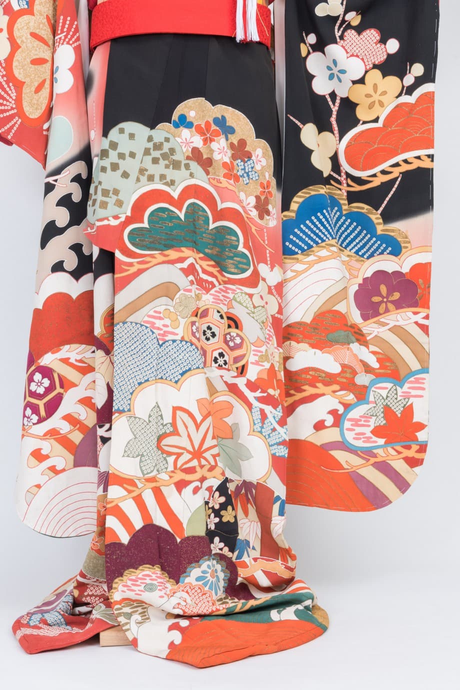 【和装の結婚式】縞の波に松竹梅の黒引き振袖