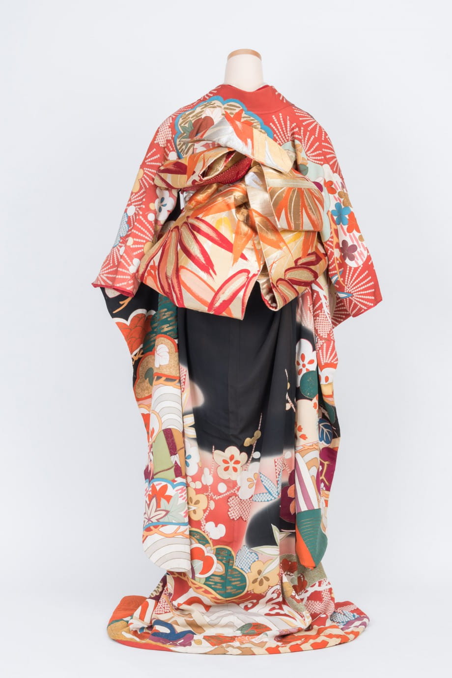 【和装の結婚式】縞の波に松竹梅の黒引き振袖