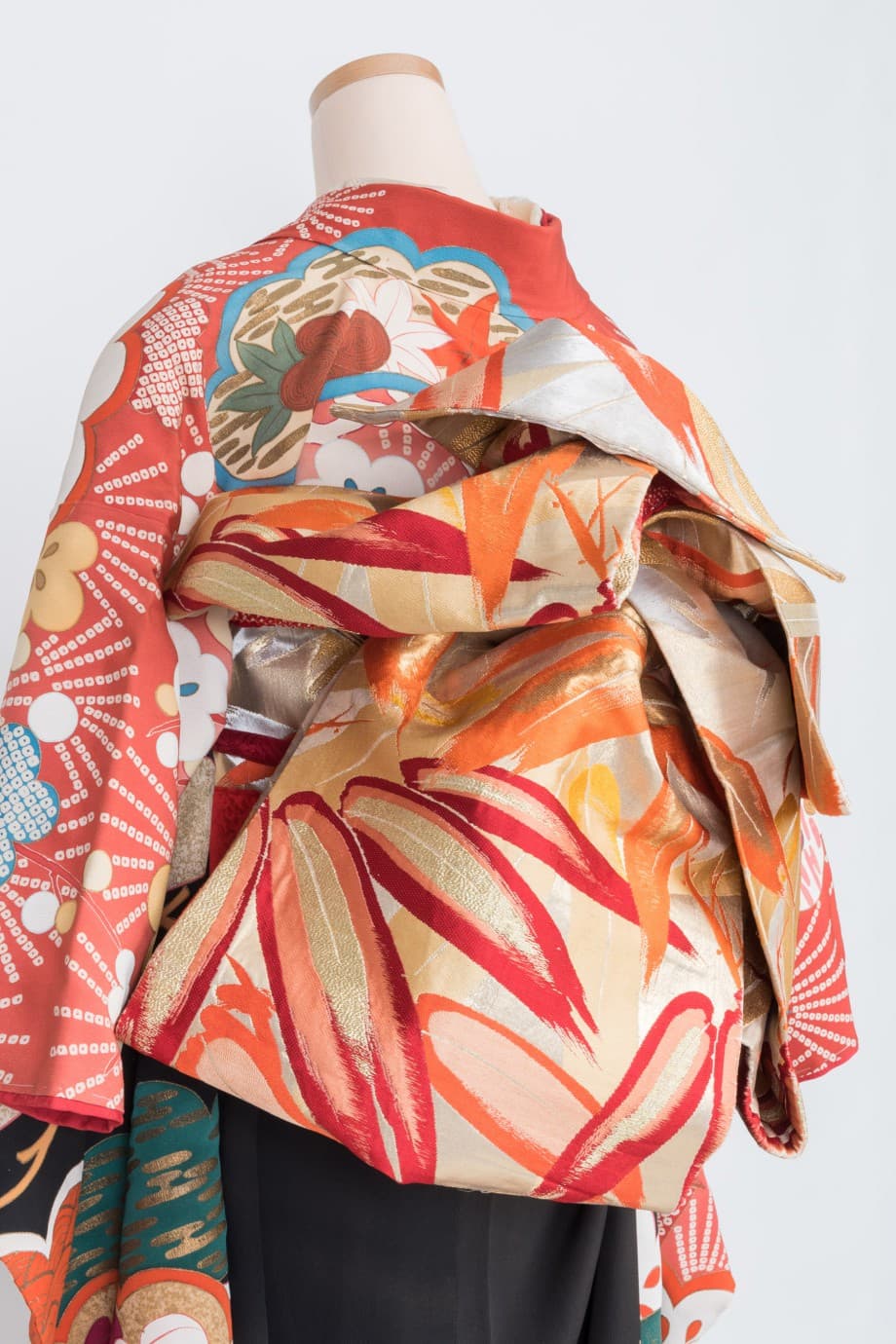 【和装の結婚式】縞の波に松竹梅の黒引き振袖