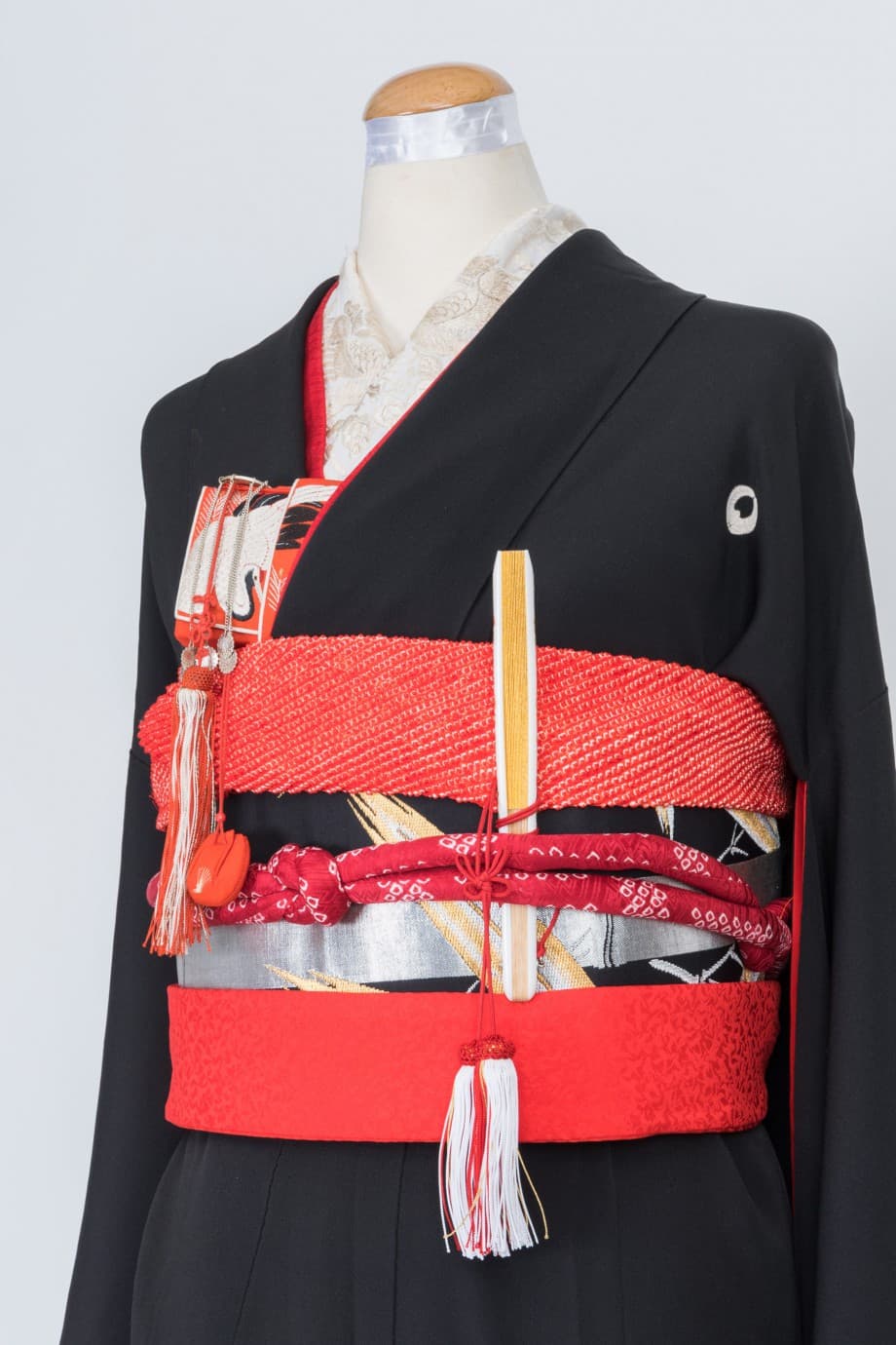 【和装の結婚式】袂と裾に扇模様の五つ紋付黒引き振袖