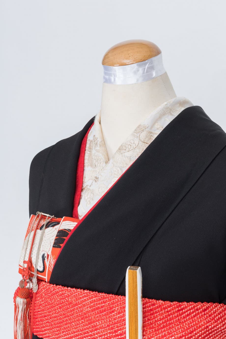 【和装の結婚式】袂と裾に扇模様の五つ紋付黒引き振袖