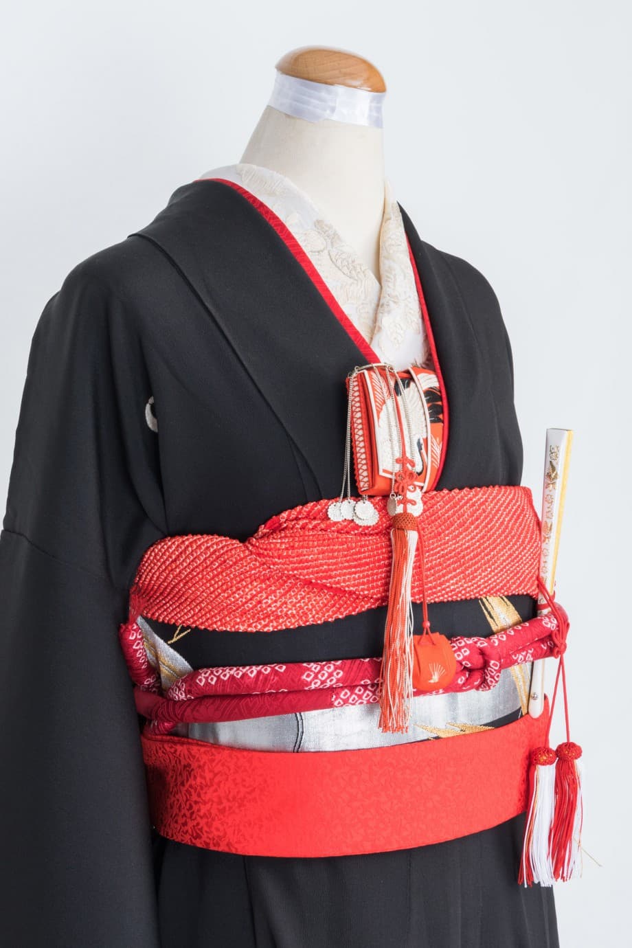 【和装の結婚式】袂と裾に扇模様の五つ紋付黒引き振袖