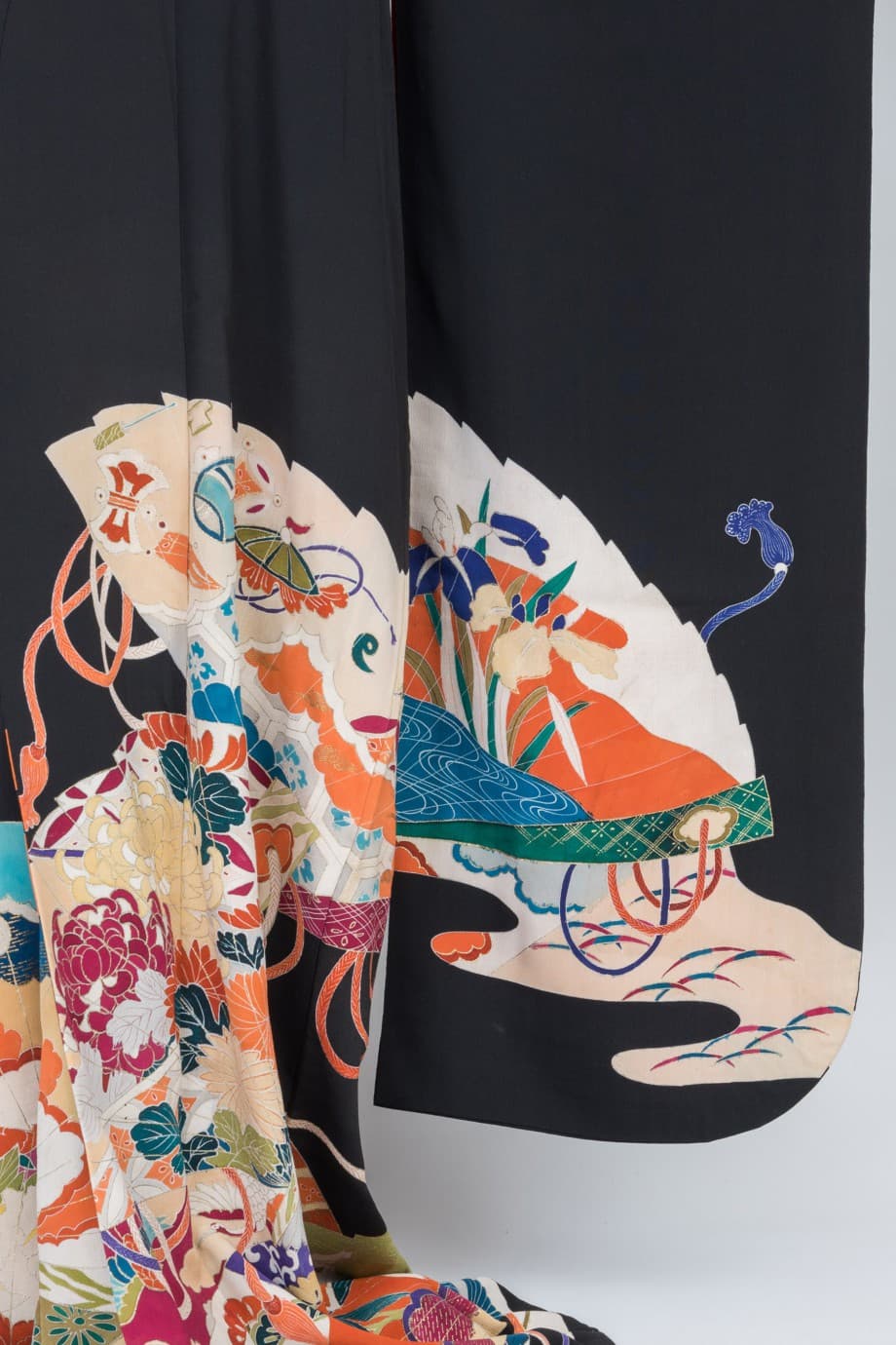 【和装の結婚式】袂と裾に扇模様の五つ紋付黒引き振袖