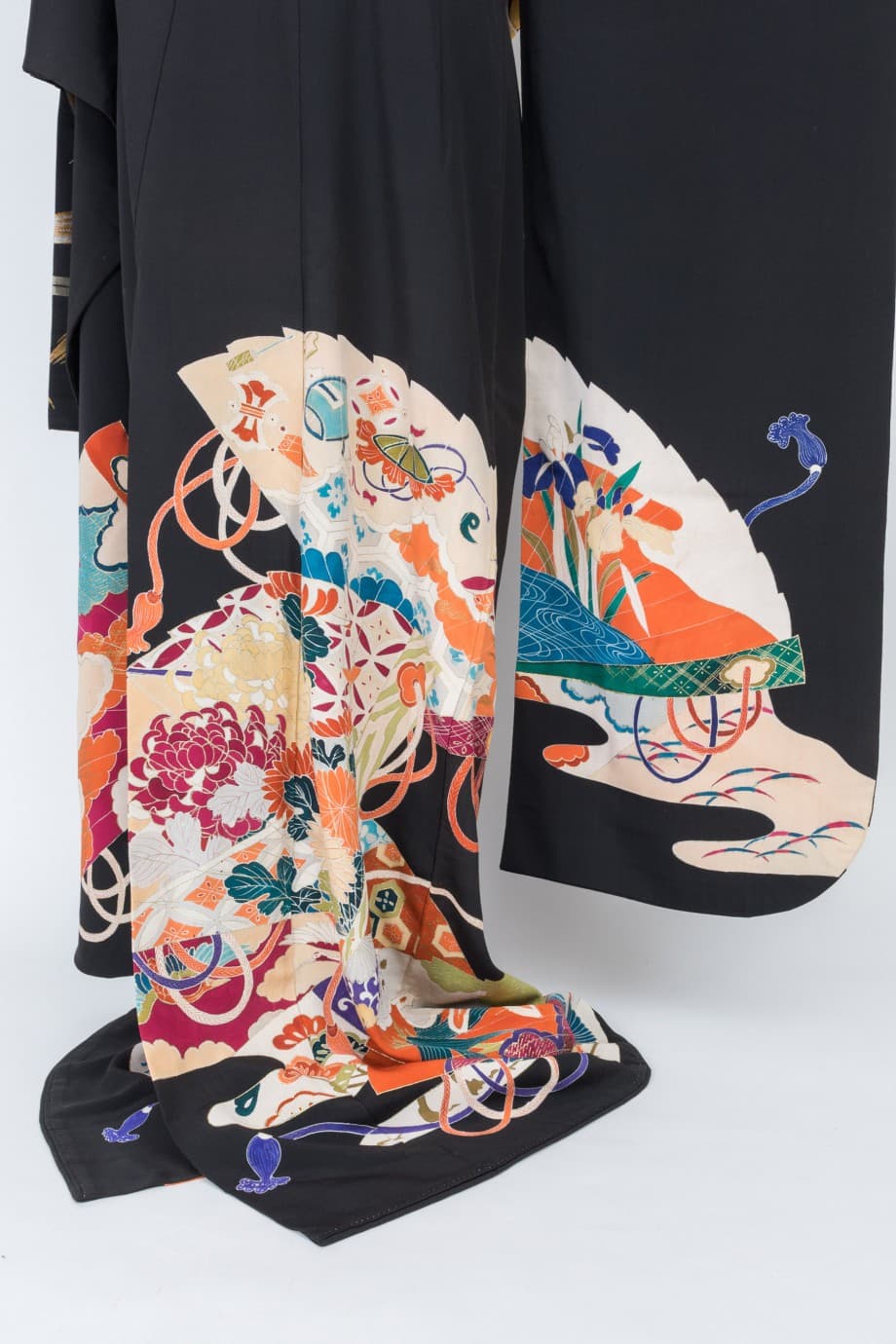 【和装の結婚式】袂と裾に扇模様の五つ紋付黒引き振袖