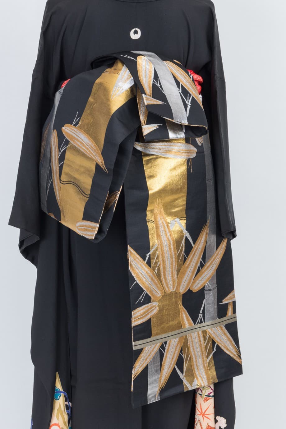 【和装の結婚式】袂と裾に扇模様の五つ紋付黒引き振袖