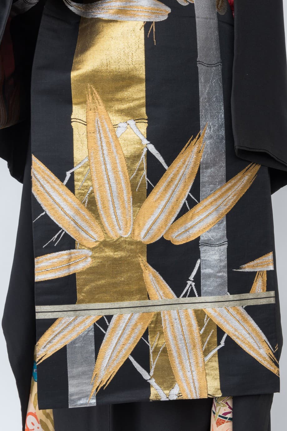 【和装の結婚式】袂と裾に扇模様の五つ紋付黒引き振袖