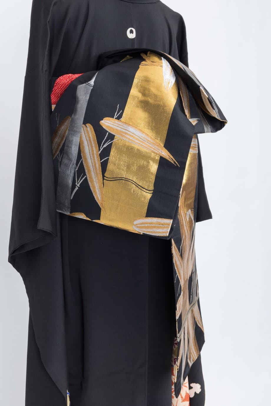 【和装の結婚式】袂と裾に扇模様の五つ紋付黒引き振袖