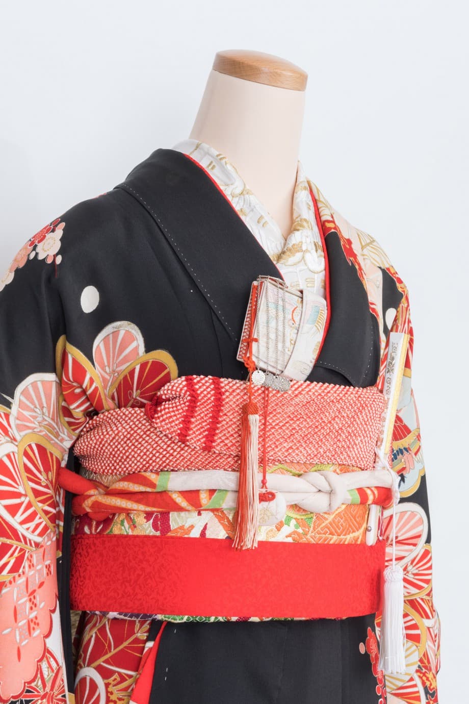 【和装の結婚式】丸みのある吉祥柄の五つ紋付黒引き振袖