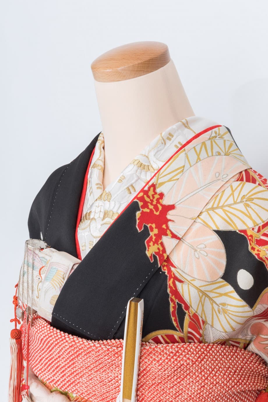 【和装の結婚式】丸みのある吉祥柄の五つ紋付黒引き振袖