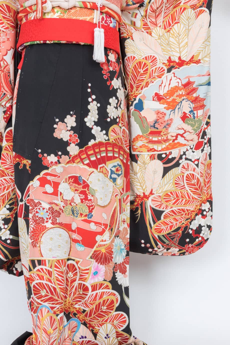 【和装の結婚式】丸みのある吉祥柄の五つ紋付黒引き振袖