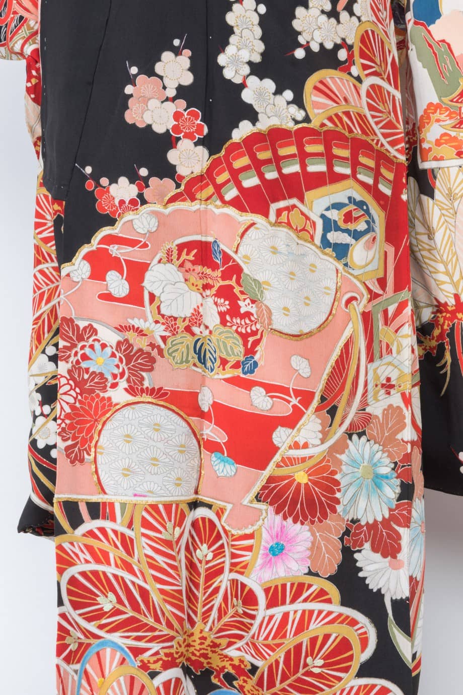 【和装の結婚式】丸みのある吉祥柄の五つ紋付黒引き振袖