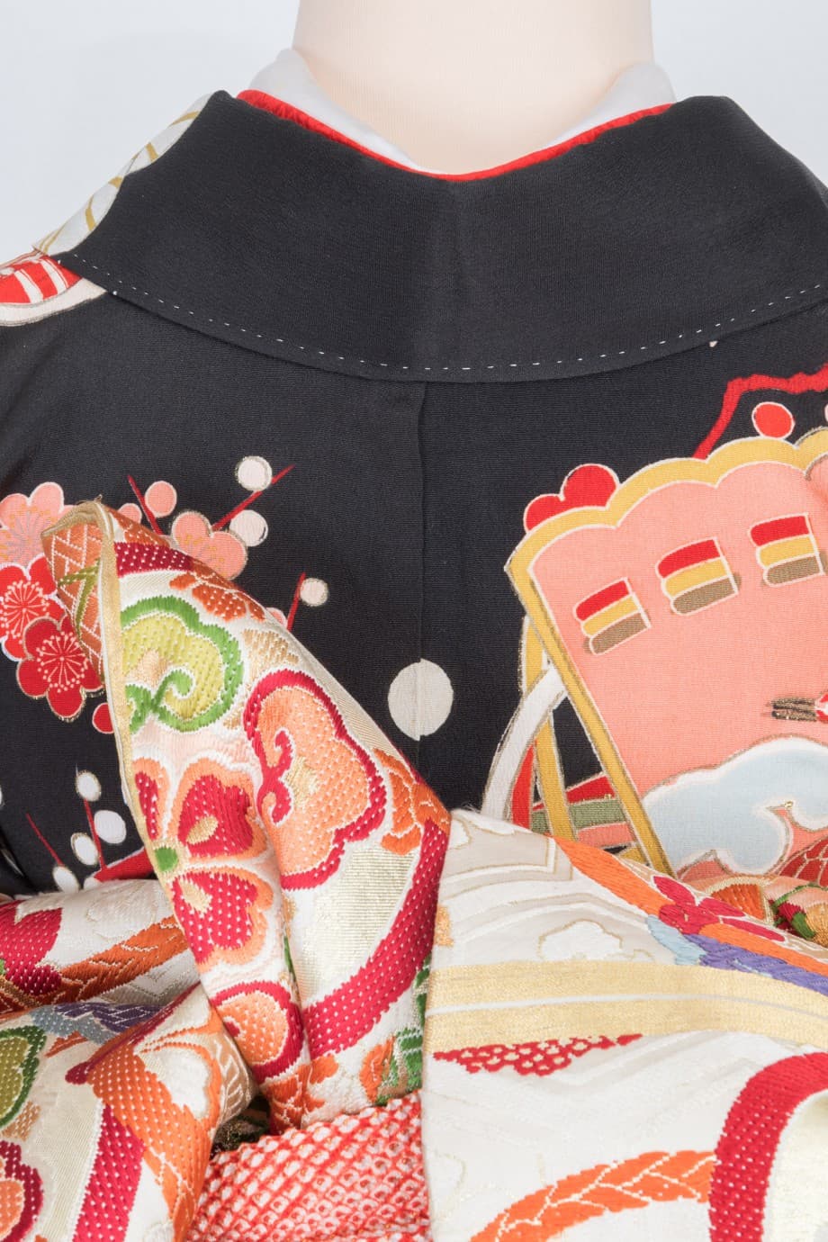 【和装の結婚式】丸みのある吉祥柄の五つ紋付黒引き振袖