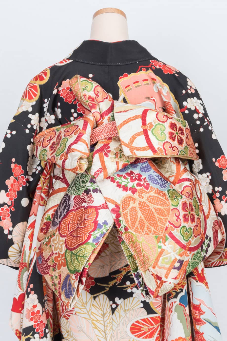 【和装の結婚式】丸みのある吉祥柄の五つ紋付黒引き振袖