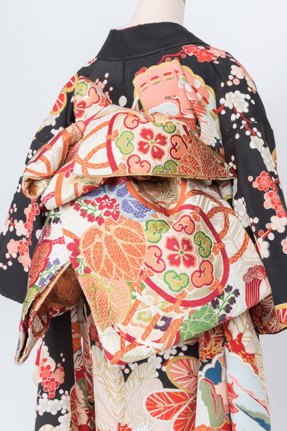 【和装の結婚式】丸みのある吉祥柄の五つ紋付黒引き振袖