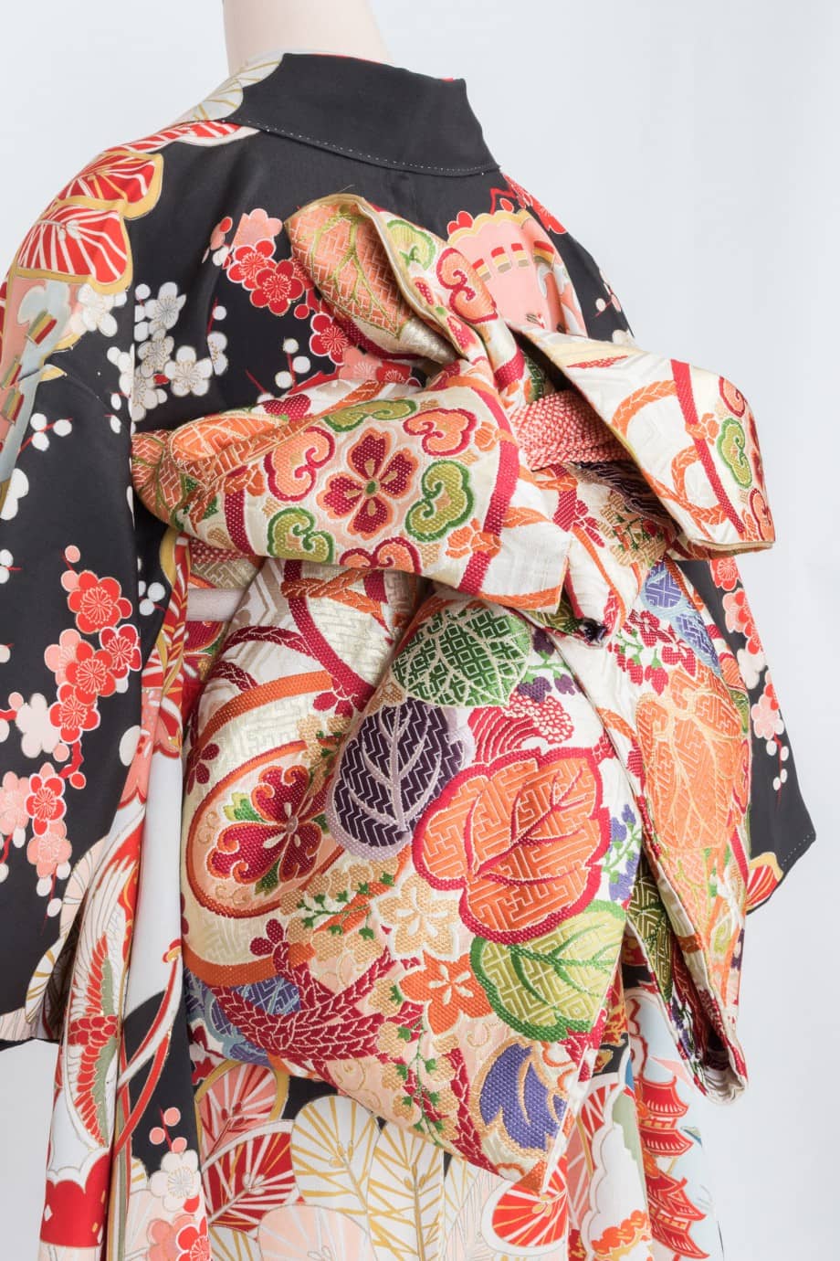 【和装の結婚式】丸みのある吉祥柄の五つ紋付黒引き振袖