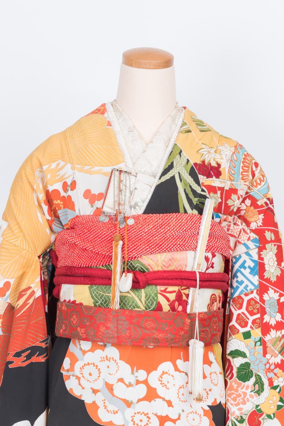 【和装の結婚式】水色の扇が鮮やかな錦紗縮緬五つ紋付黒引き振袖