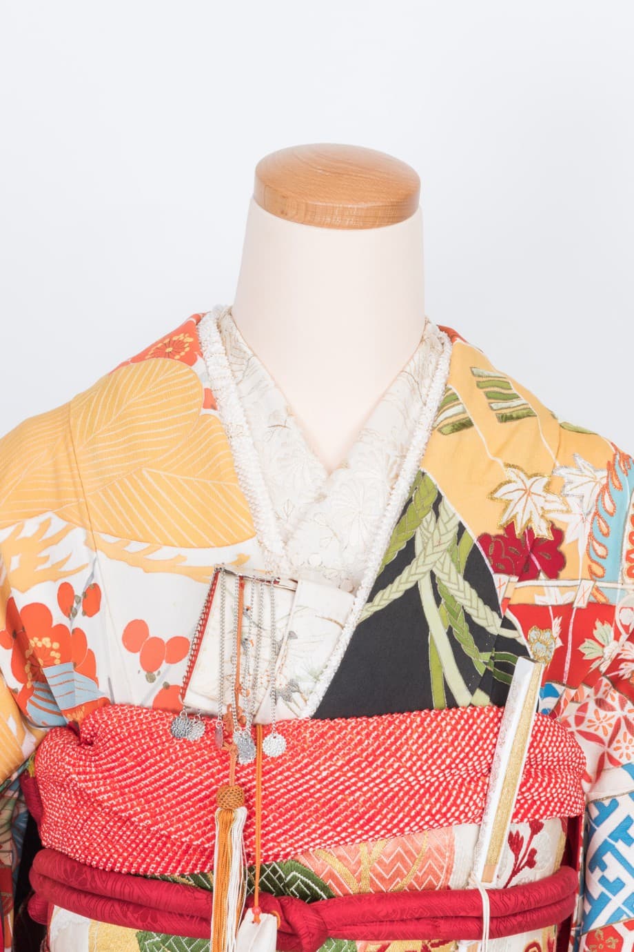 【和装の結婚式】水色の扇が鮮やかな錦紗縮緬五つ紋付黒引き振袖