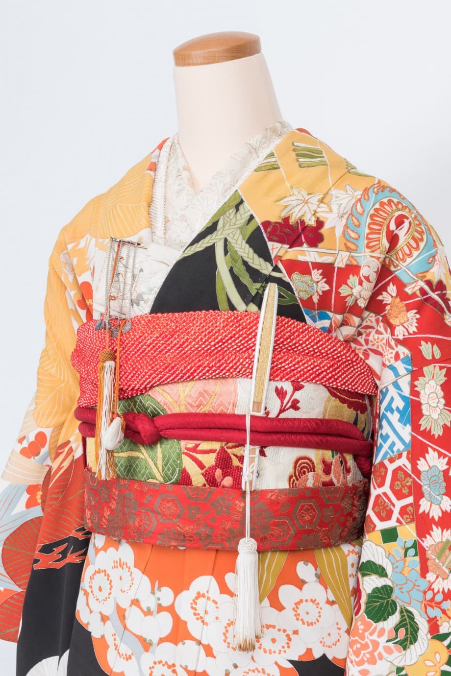 【和装の結婚式】水色の扇が鮮やかな錦紗縮緬五つ紋付黒引き振袖