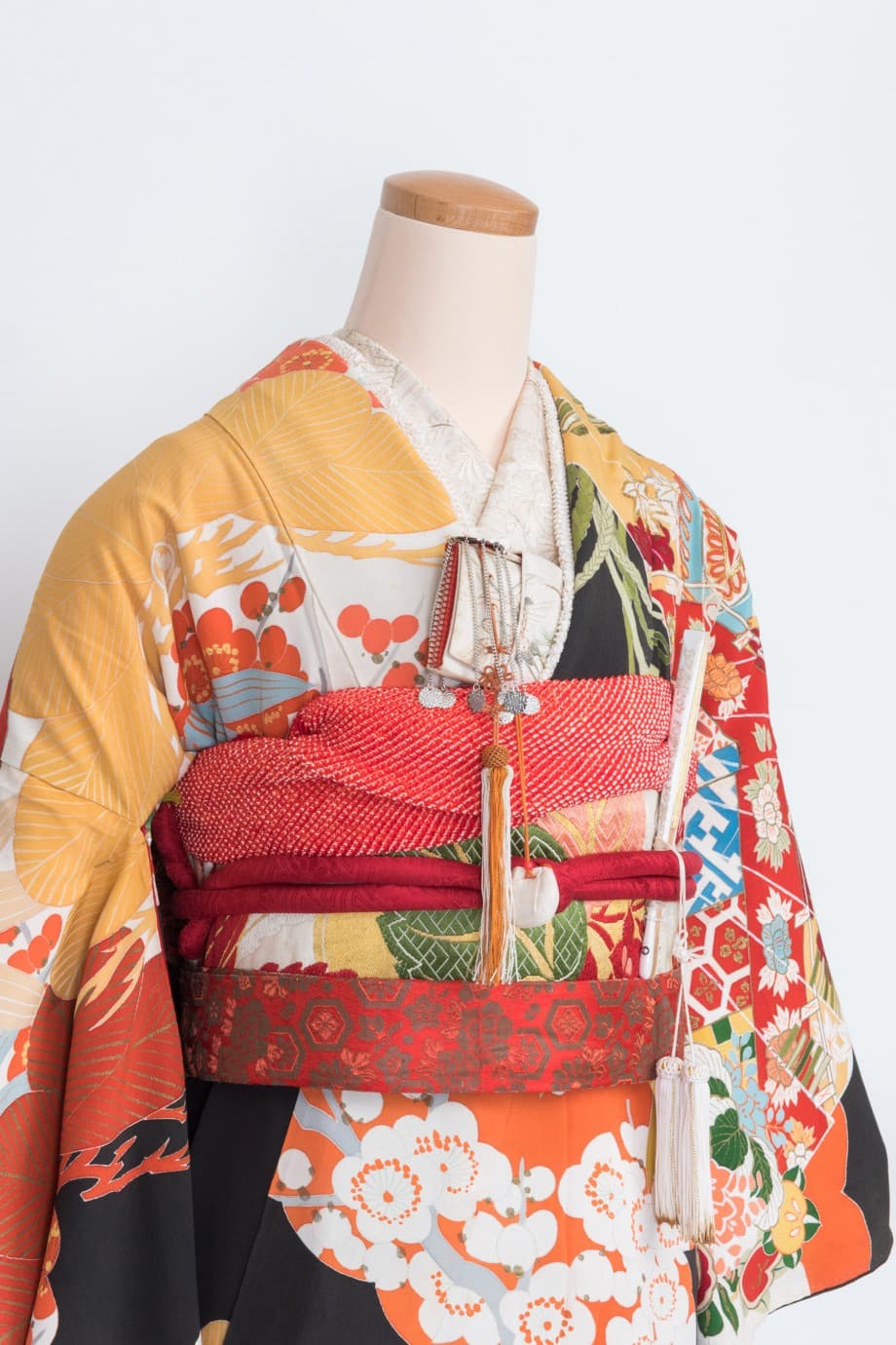 【和装の結婚式】水色の扇が鮮やかな錦紗縮緬五つ紋付黒引き振袖