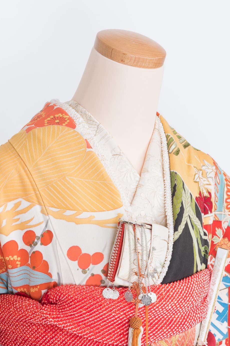 【和装の結婚式】水色の扇が鮮やかな錦紗縮緬五つ紋付黒引き振袖