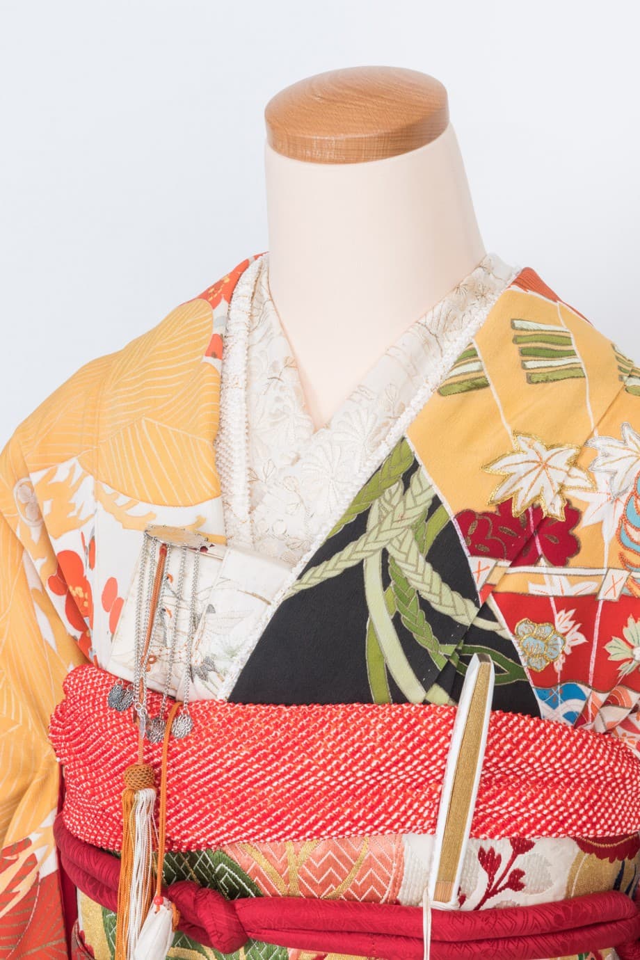 【和装の結婚式】水色の扇が鮮やかな錦紗縮緬五つ紋付黒引き振袖