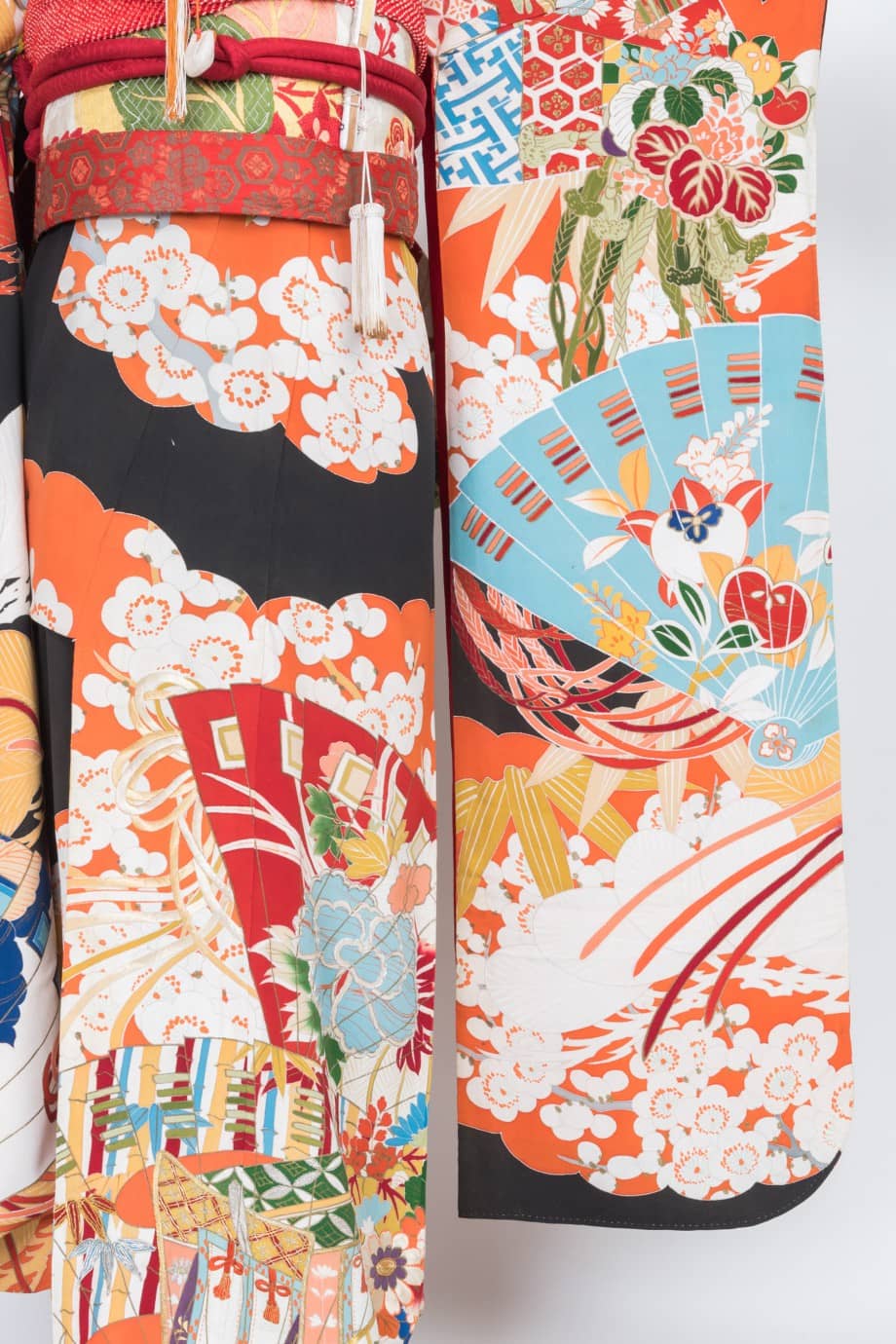 【和装の結婚式】水色の扇が鮮やかな錦紗縮緬五つ紋付黒引き振袖