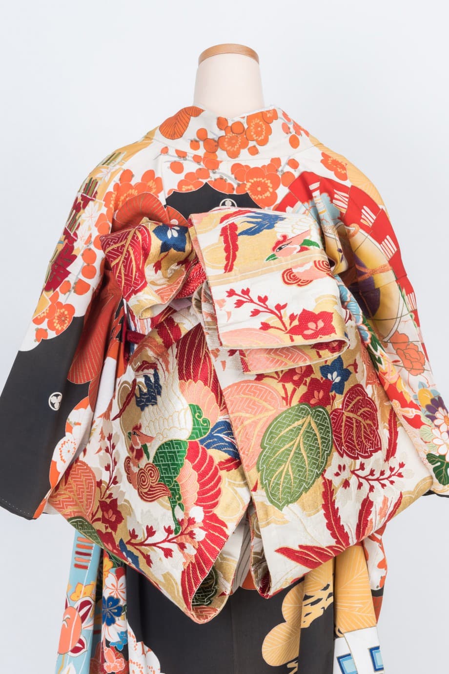 【和装の結婚式】水色の扇が鮮やかな錦紗縮緬五つ紋付黒引き振袖