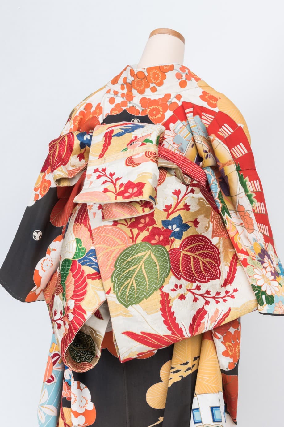 【和装の結婚式】水色の扇が鮮やかな錦紗縮緬五つ紋付黒引き振袖