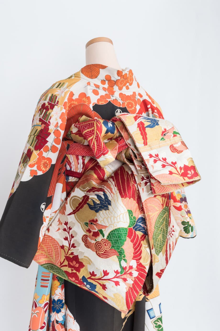 【和装の結婚式】水色の扇が鮮やかな錦紗縮緬五つ紋付黒引き振袖