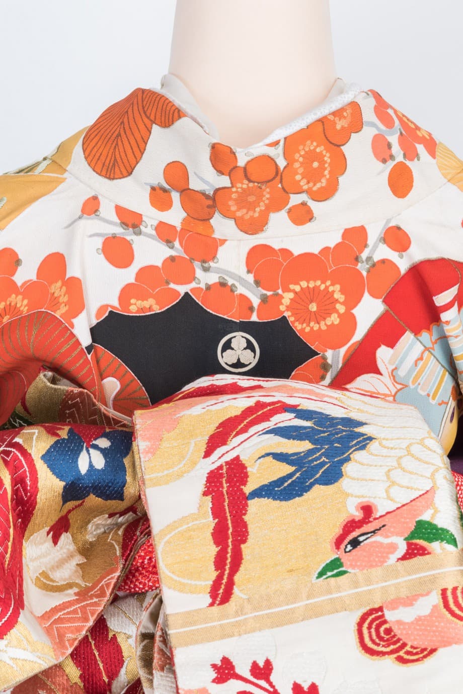 【和装の結婚式】水色の扇が鮮やかな錦紗縮緬五つ紋付黒引き振袖