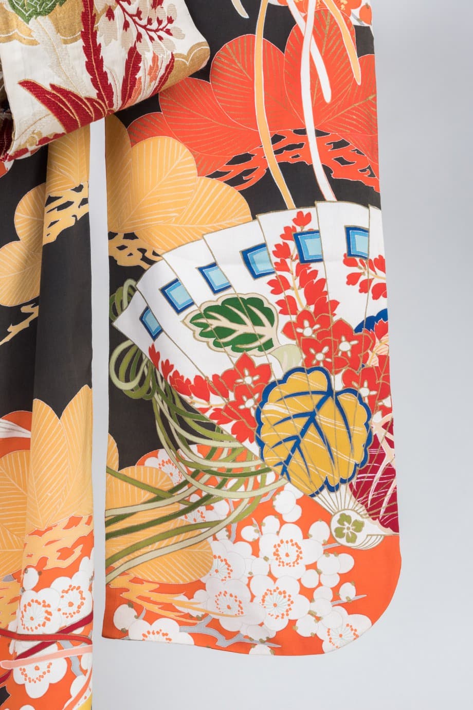 【和装の結婚式】水色の扇が鮮やかな錦紗縮緬五つ紋付黒引き振袖