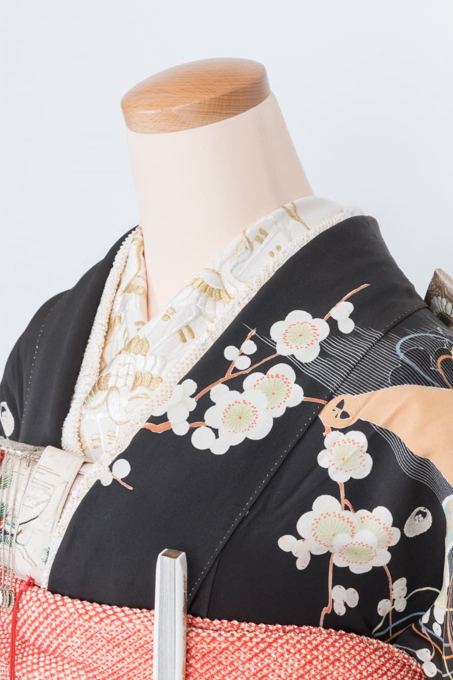 【和装の結婚式】渋めの色合いで花薬玉が描かれた黒引き振袖