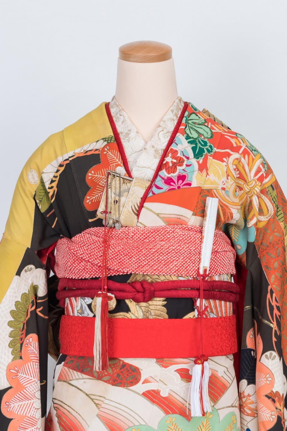 【和装の結婚式】豪華絢爛な檜扇の五つ紋付黒引き振袖