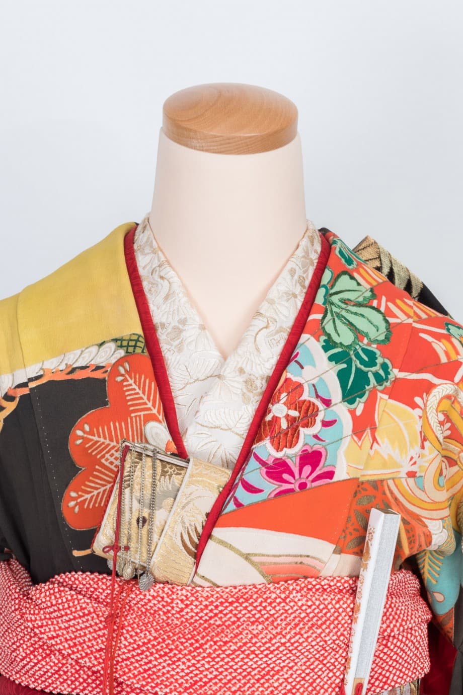 【和装の結婚式】豪華絢爛な檜扇の五つ紋付黒引き振袖