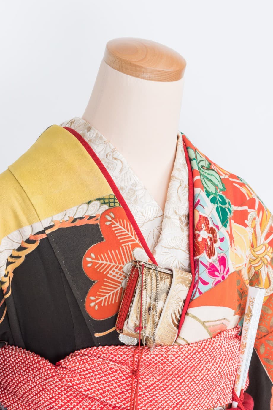 【和装の結婚式】豪華絢爛な檜扇の五つ紋付黒引き振袖