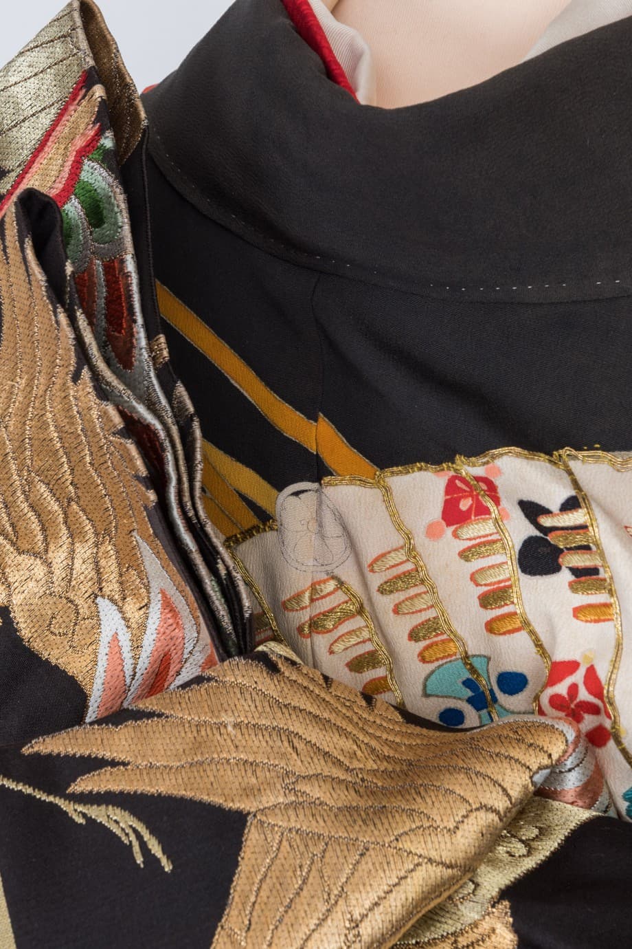 【和装の結婚式】豪華絢爛な檜扇の五つ紋付黒引き振袖