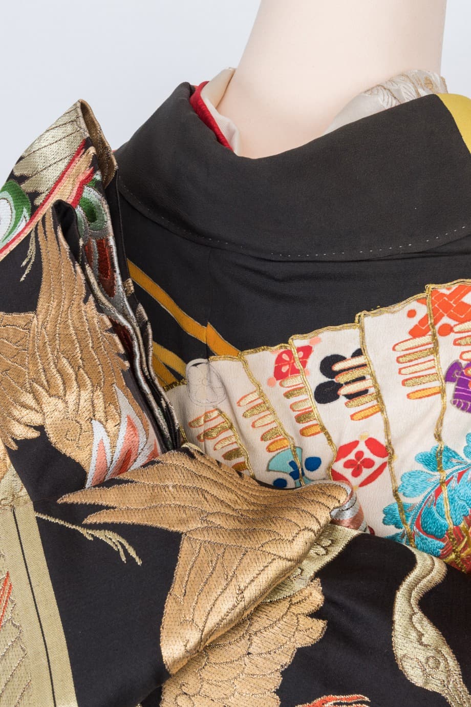 【和装の結婚式】豪華絢爛な檜扇の五つ紋付黒引き振袖