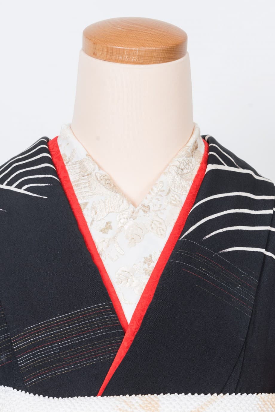 【和装の結婚式】青海波に御所車と地紙文の五つ紋付引き振袖