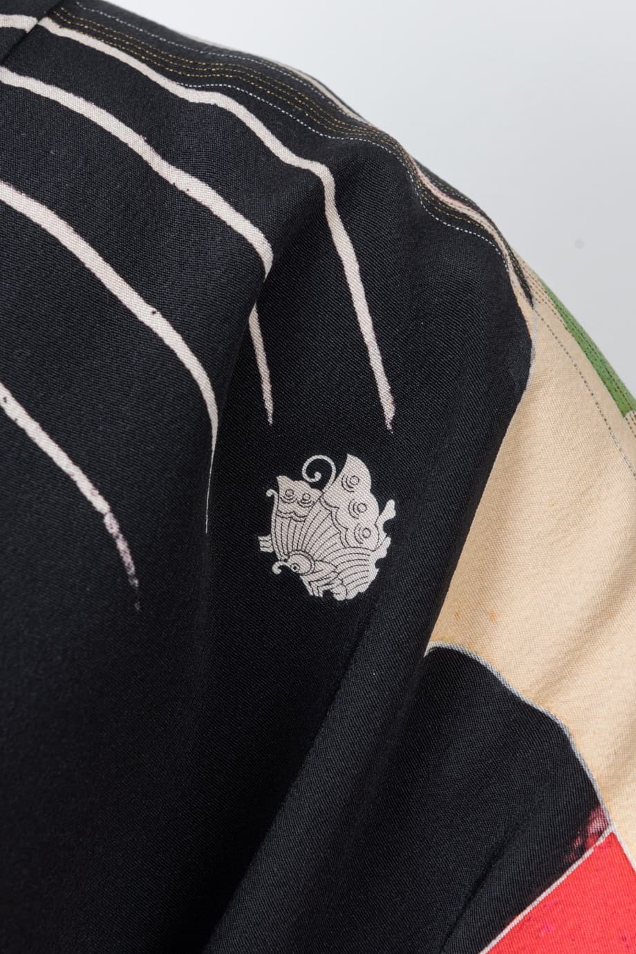 【和装の結婚式】青海波に御所車と地紙文の五つ紋付引き振袖