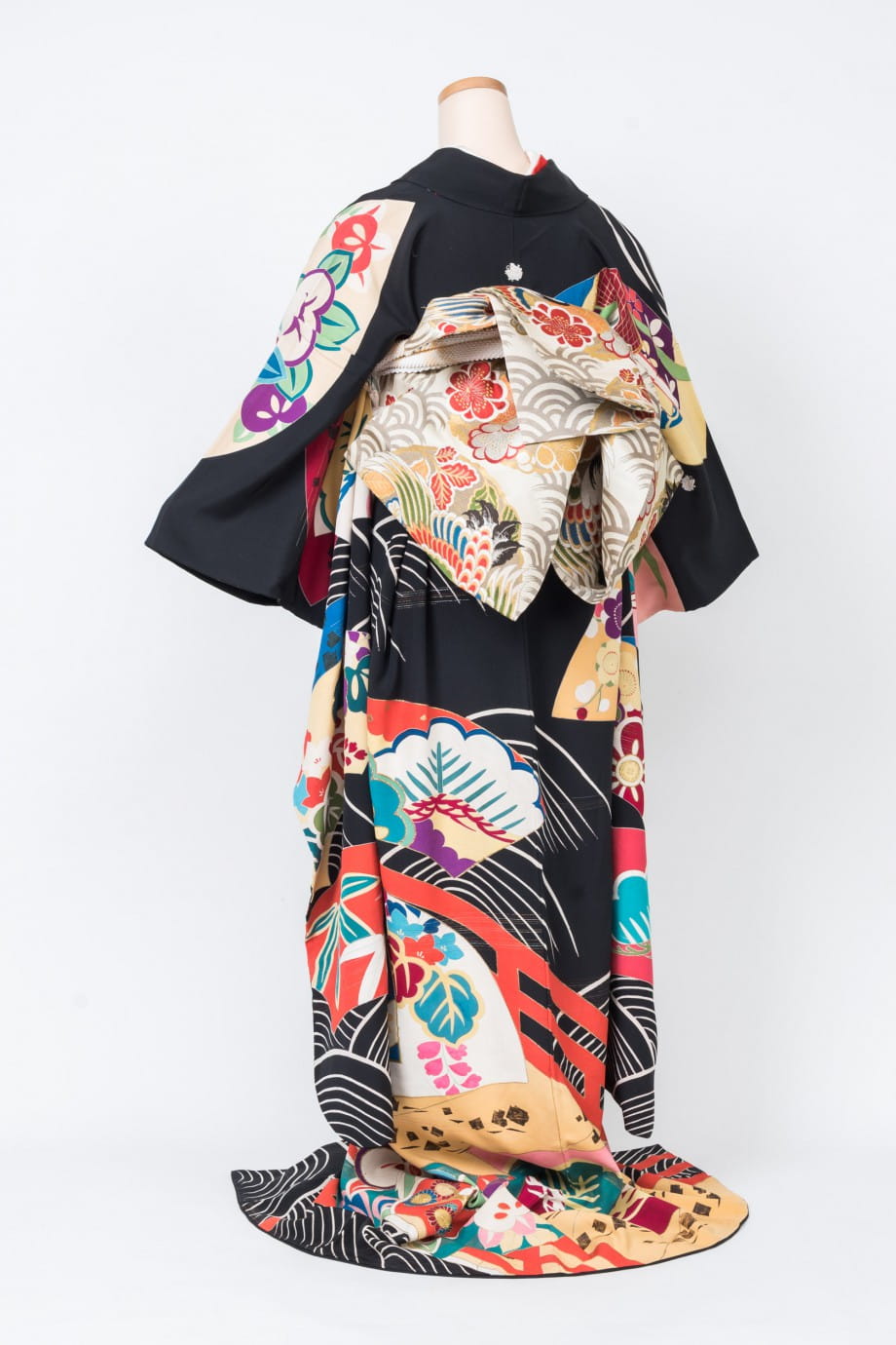 【和装の結婚式】青海波に御所車と地紙文の五つ紋付引き振袖