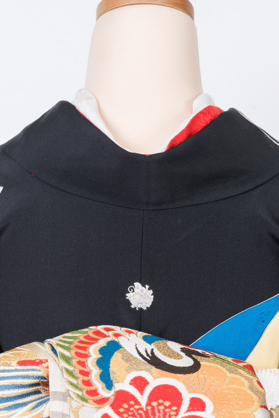 【和装の結婚式】青海波に御所車と地紙文の五つ紋付引き振袖