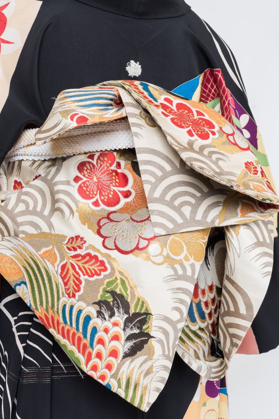 【和装の結婚式】青海波に御所車と地紙文の五つ紋付引き振袖